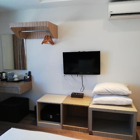 Ease Hotel Kota Kinabalu Bagian luar foto